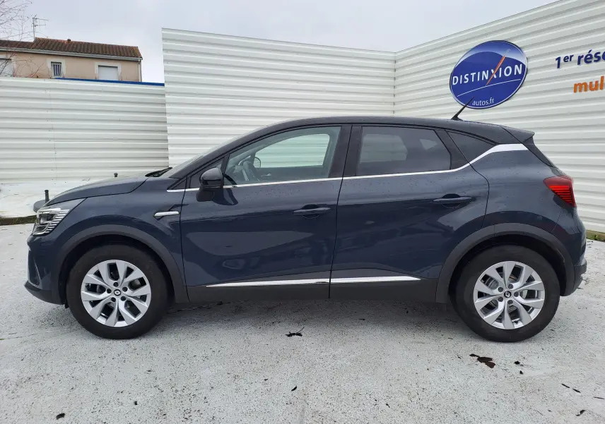 Profil côté gauche d'un Renault Captur bleu marine 2022, finition Intens, avec jantes alliage et détails chromés.