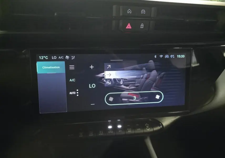 Écran tactile central de l'Alfa Romeo Junior 2025 affichant le réglage de la climatisation automatique.