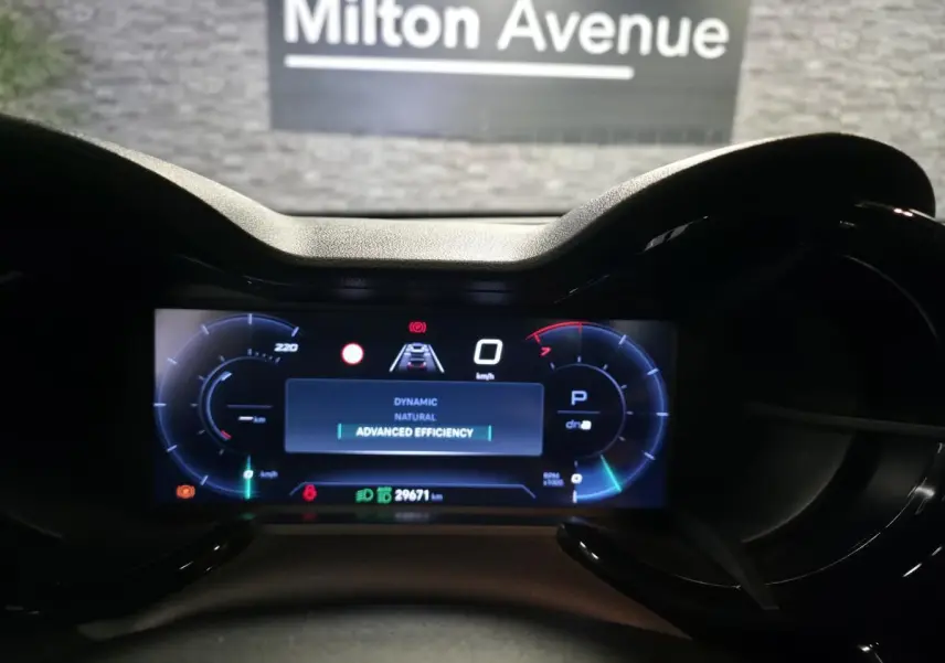 Vue rapprochée du combiné d'instruments digital 10,25'' de l'Alfa Romeo Junior affichant les modes de conduite et le compteur kilométrique.