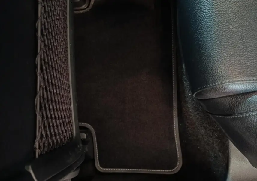 Vue rapprochée du tapis de sol noir côté droit arrière de la Mercedes Classe A 200 Business Line 2021.