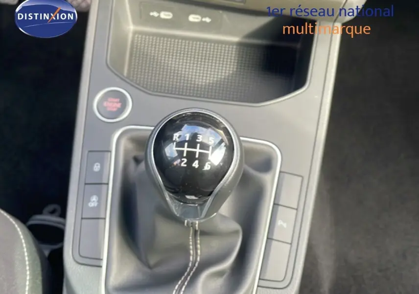 Le levier de vitesses manuel noir de la SEAT Ibiza 2025, vue en gros plan sur la console centrale.