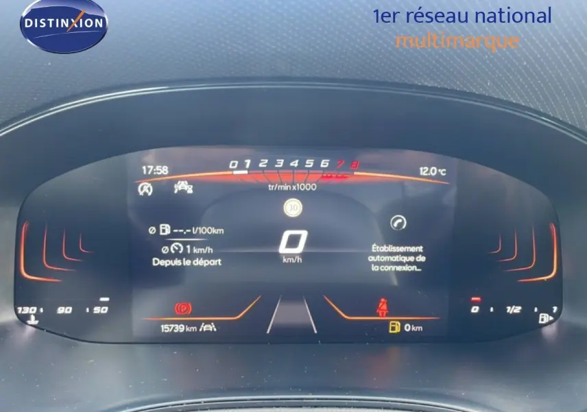 Tableau de bord numérique de la SEAT Ibiza 2025 affichant vitesse à 0 km/h et compte-tours, éclairage orange.