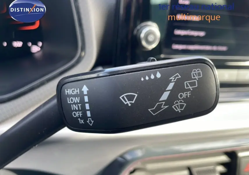 Gros plan sur la commande des essuie-glaces dans l’habitacle d’une SEAT Ibiza Bleu Fjord 2025, version Special Edition.