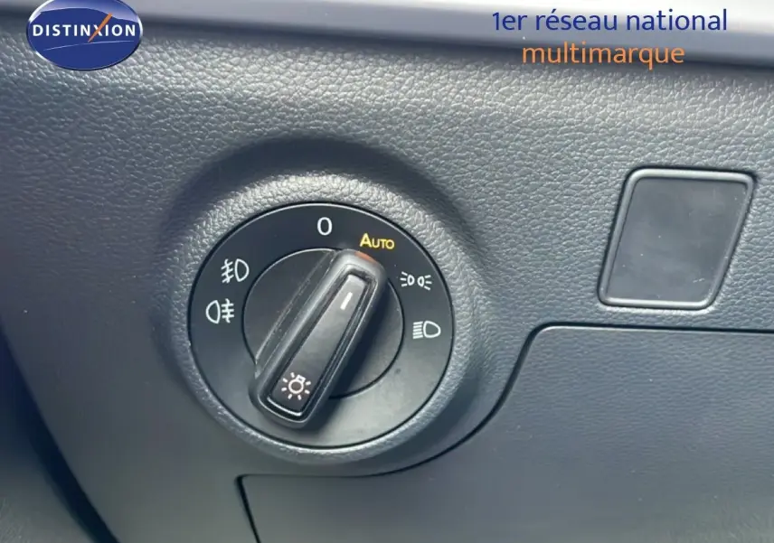 Gros plan sur le sélecteur de phares intérieur du tableau de bord d’une SEAT Ibiza 2025, finition Xcellence.