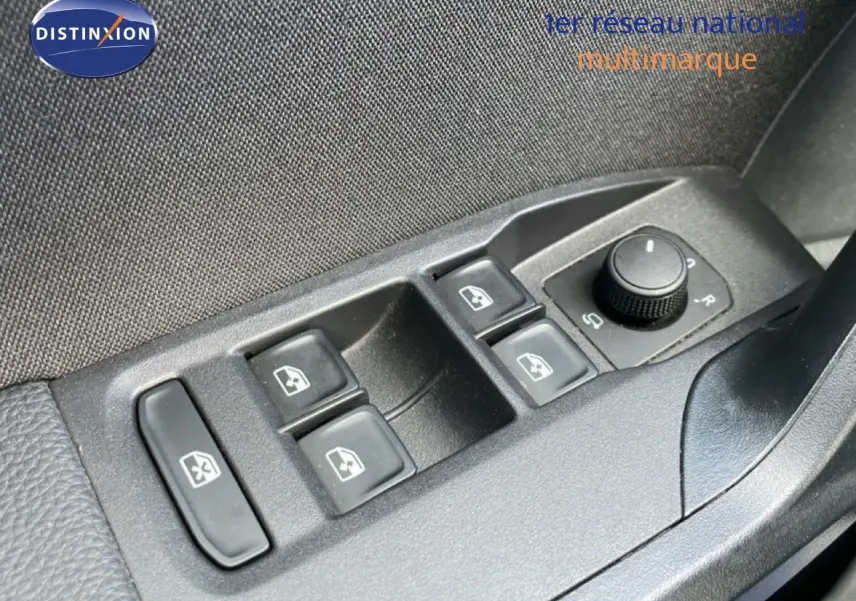 Gros plan sur les commandes des vitres électriques et réglage des rétroviseurs côté conducteur d'une SEAT Ibiza bleu Fjord.