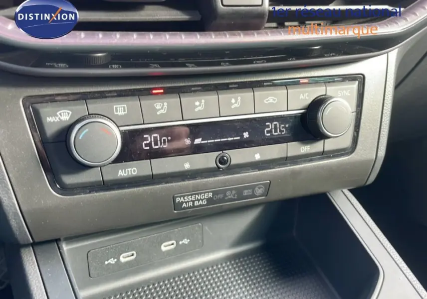 Gros plan sur la console centrale de la SEAT Ibiza 2025, montrant la climatisation digitale et les ports USB.