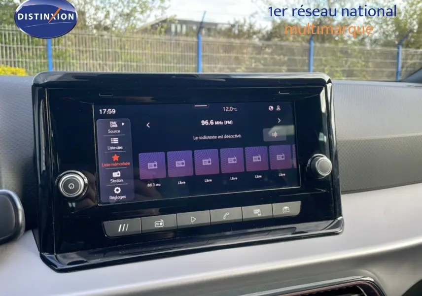 Écran tactile central de la SEAT Ibiza 2025 en bleu Fjord, affichant la radio FM avec interface moderne et commandes tactiles.