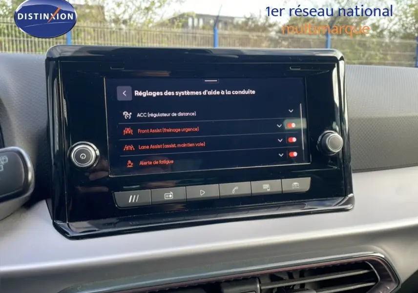 Écran central tactile du tableau de bord de la SEAT Ibiza bleu Fjord, affichant les aides à la conduite.