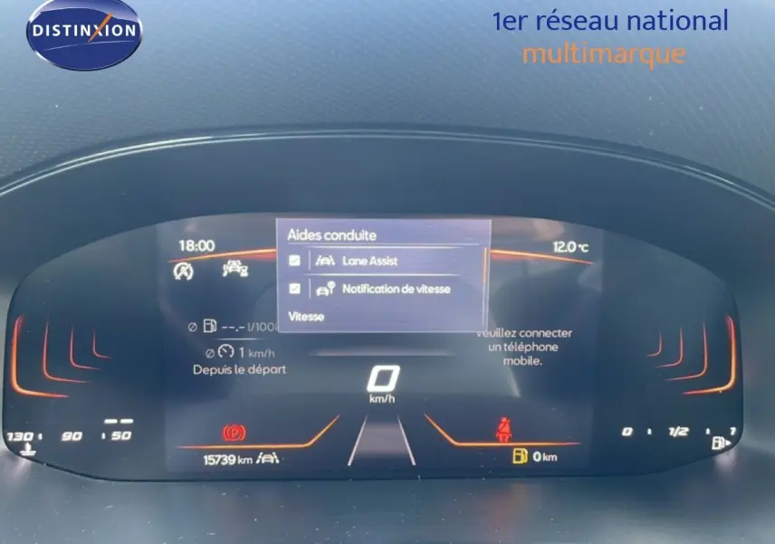 Tableau de bord numérique de la SEAT Ibiza bleu Fjord, affichant les aides à la conduite et la vitesse à 0 km/h.