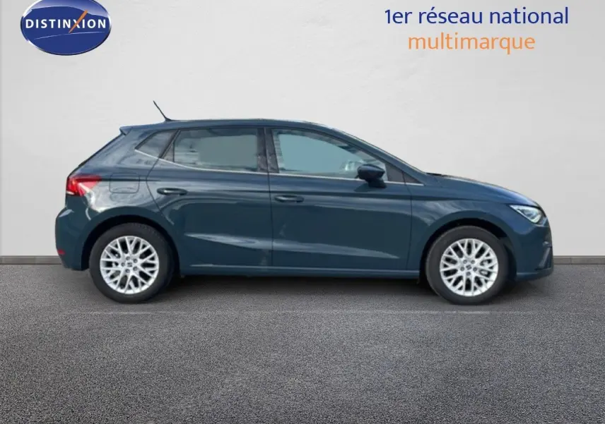 Profil droit d’une SEAT Ibiza bleu fjord 2025, mettant en valeur ses jantes alliage et lignes épurées.