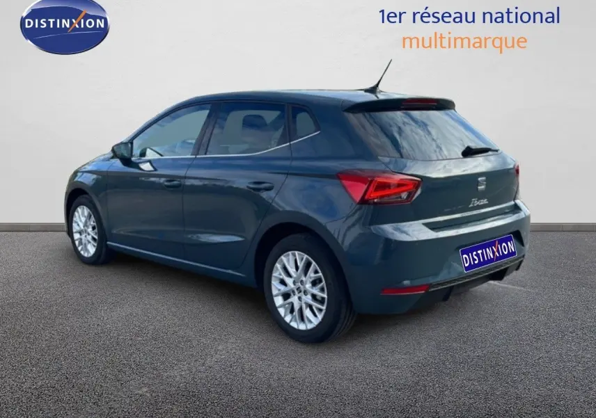 SEAT Ibiza bleu Fjord vue 3/4 arrière droit, jantes alliage et feux arrière LED distinctifs visibles.