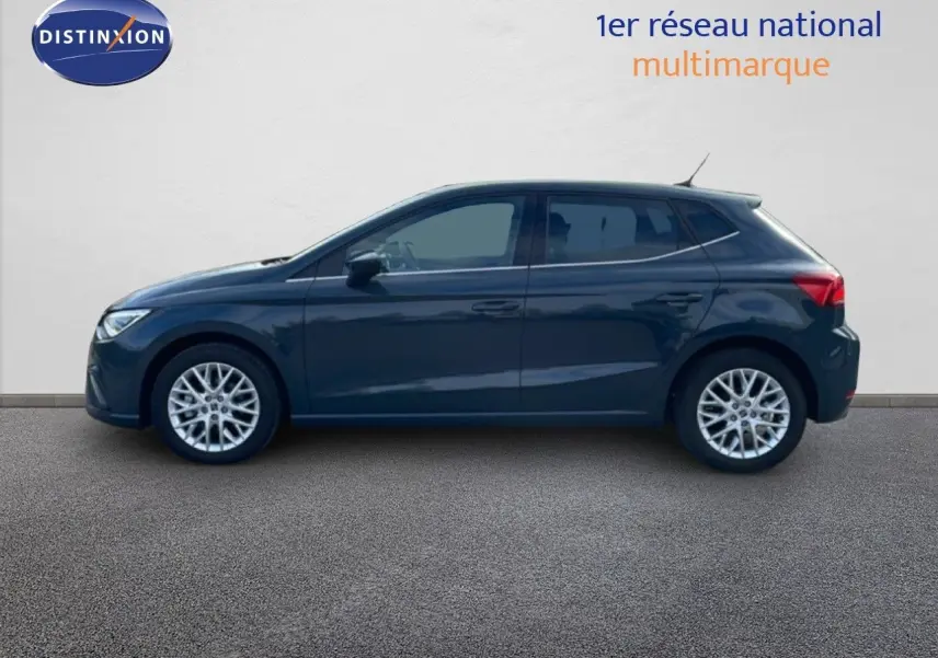 Profil côté gauche d’une SEAT Ibiza bleu fjord 2025, version Special Edition Xcellence avec jantes alliage et vitres teintées.