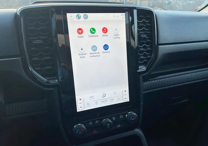 Vue intérieure centrée sur l’écran tactile vertical du Ford Ranger 2025 noir agate avec commandes climatisation et multimédia.