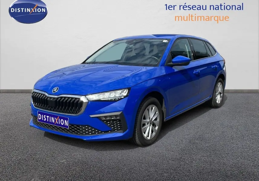 SKODA SCALA 1.0 TSI bleu racing métal en 3/4 avant droit, avec calandre noire et jantes argentées.