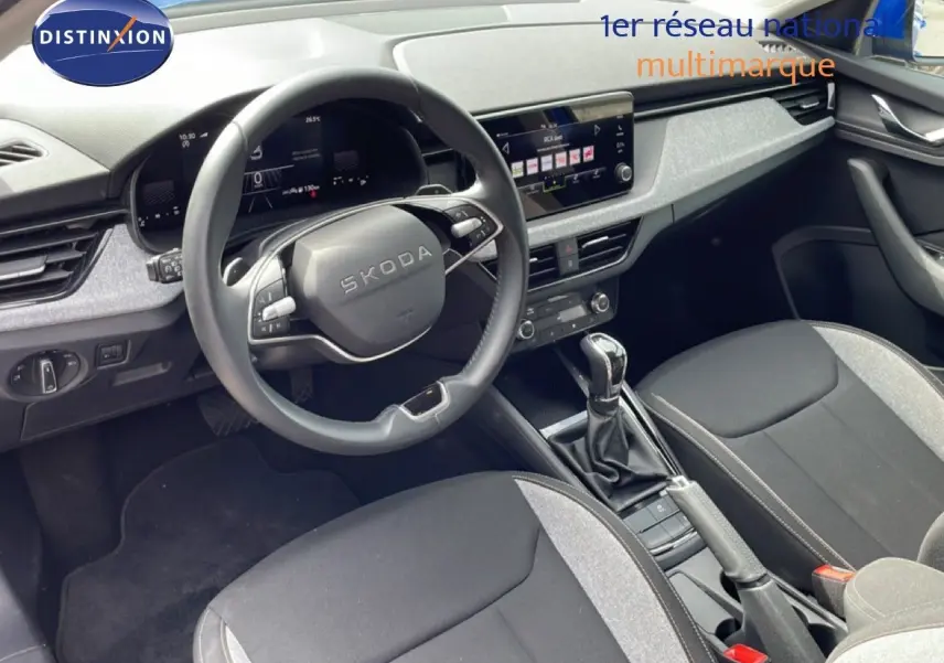 Vue intérieure côté conducteur de la Skoda Scala 2025, volant multifonction et tableau de bord numérique gris et noir.