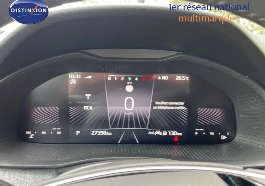 Vue rapprochée du tableau de bord numérique de la Skoda Scala 2025, affichant la vitesse à 0 km/h et l'odomètre à 27 398 km.