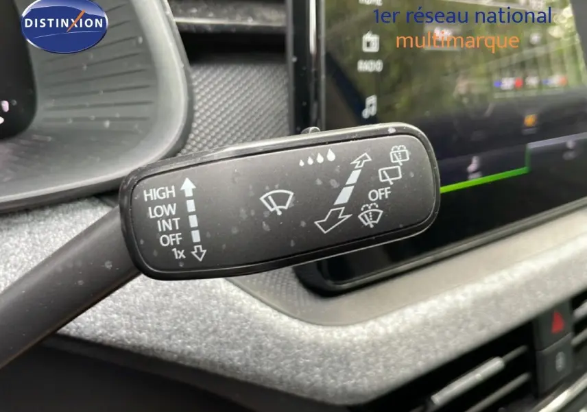 Gros plan sur la commande des essuie-glaces dans l’habitacle d’une Skoda Scala Bleu Racing Metal, tableau de bord gris.