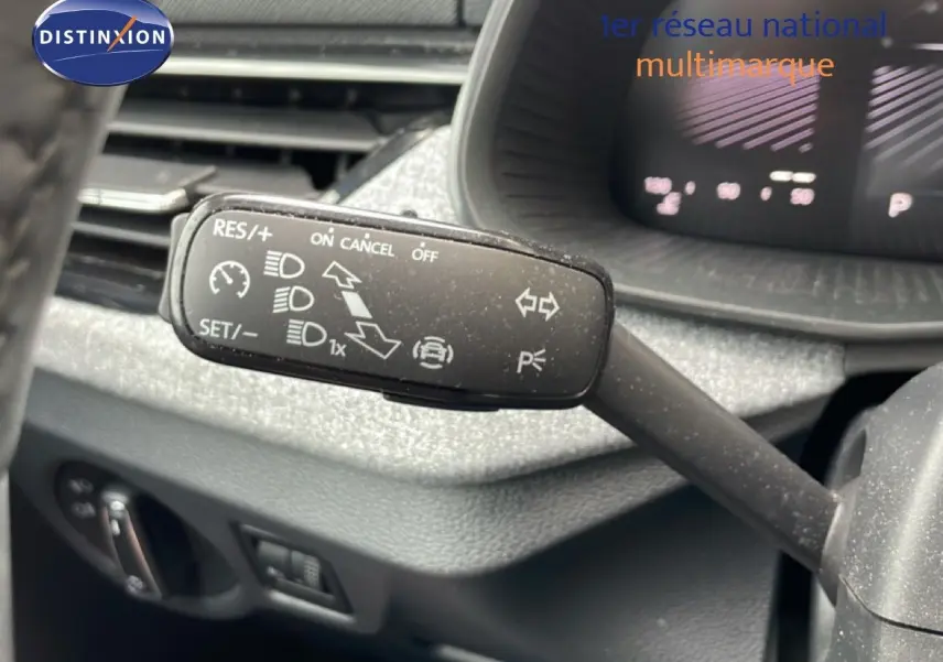 Gros plan sur la commande de régulateur de vitesse dans l’habitacle d’une Skoda Scala 2025, bleu Racing Metal.
