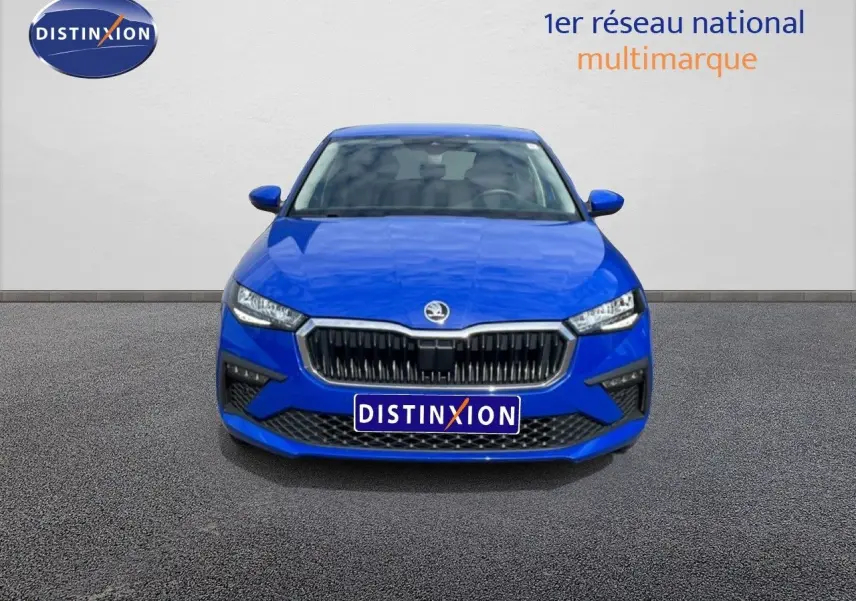 Vue frontale d'une Skoda Scala 2025 en bleu racing metal avec calandre noire et phares LED distinctifs.