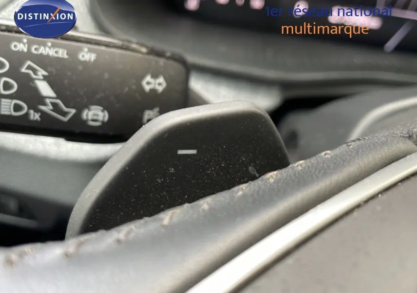 Gros plan sur la palette de changement de vitesse au volant d’une Skoda Scala 2025, intérieur cuir noir.