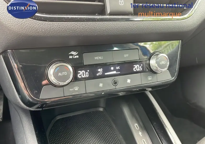 Gros plan sur la console centrale noire brillante du Skoda Scala 2025, mettant en valeur la climatisation digitale.