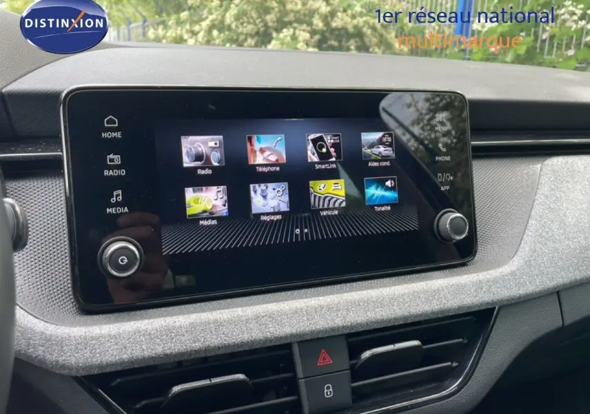 Écran tactile central du tableau de bord de la Skoda Scala 2025, finition gris noir avec commandes multimédia visibles.