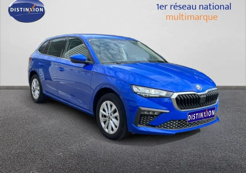 Vue 3/4 avant d'une Skoda Scala 2025 bleu racing metal avec calandre noire et jantes argentées.