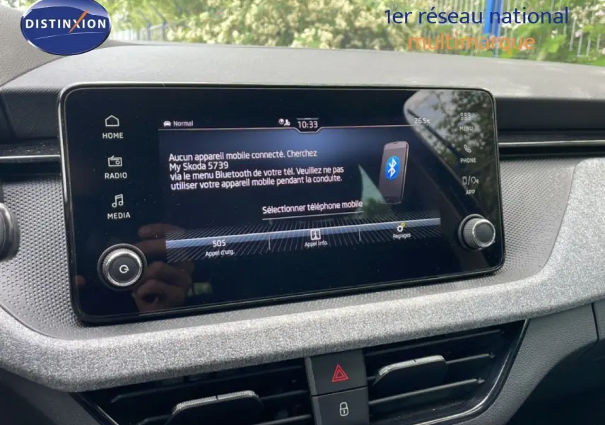 Écran tactile central du tableau de bord de la Skoda Scala 2025, affichant le menu Bluetooth, intérieur gris noir.