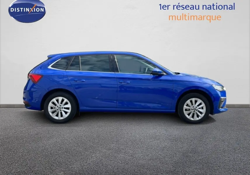 Profil droit d'une Skoda Scala bleu racing métal 2025, avec jantes alliage et vitres teintées sur fond neutre.
