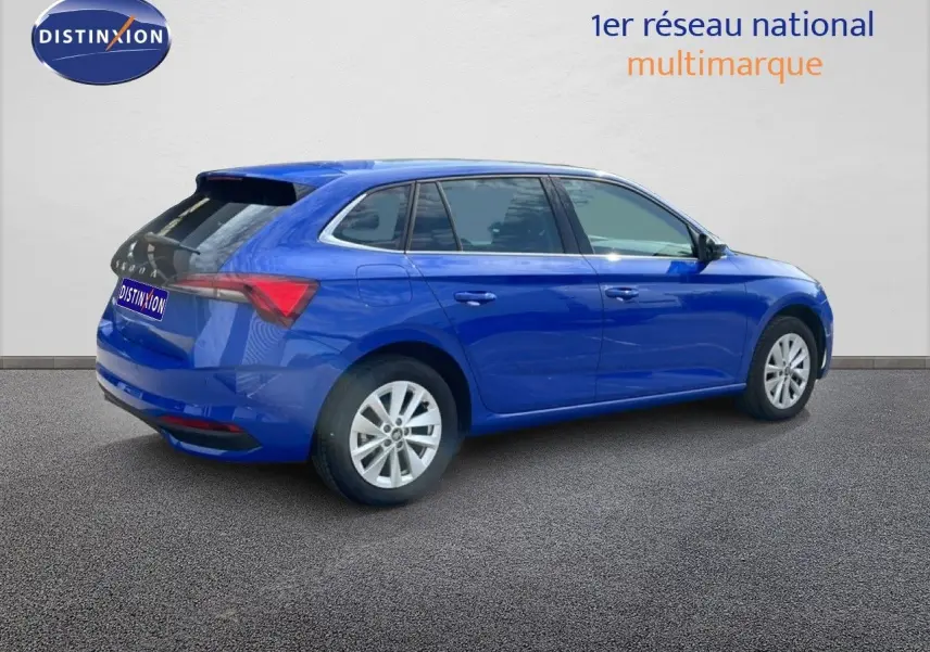 Vue 3/4 arrière droite d'une Skoda Scala bleu racing metal avec jantes alliage et feux arrière LED visibles.