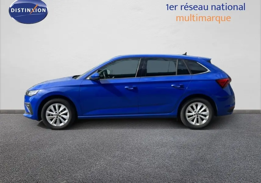 Vue de profil côté gauche d'une Skoda Scala 2025 en bleu racing metal, avec jantes alliage et vitres teintées.