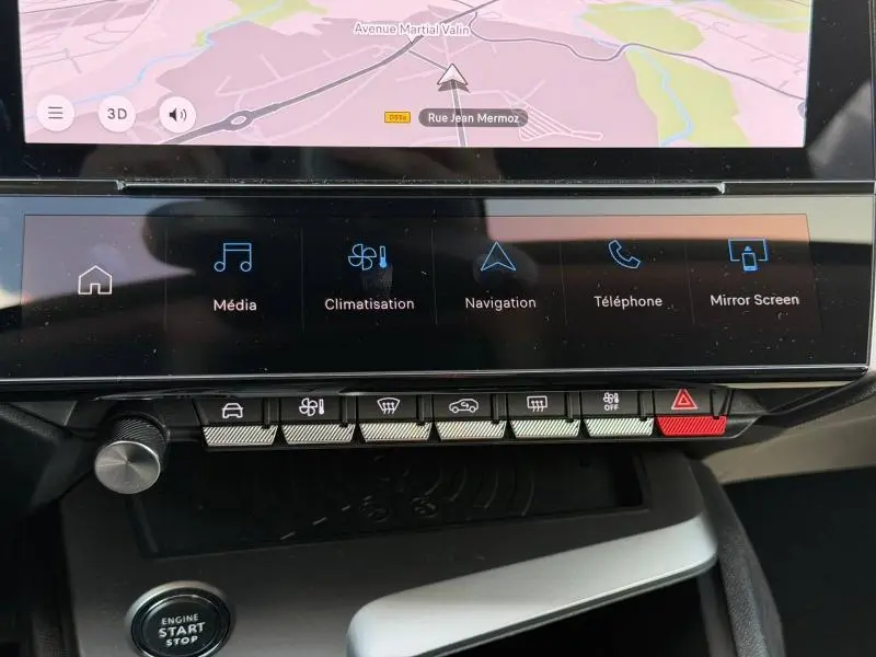 Écran tactile central avec navigation et commandes tactiles dans l’habitacle d’une Peugeot 308 SW noire, vue de face rapprochée.