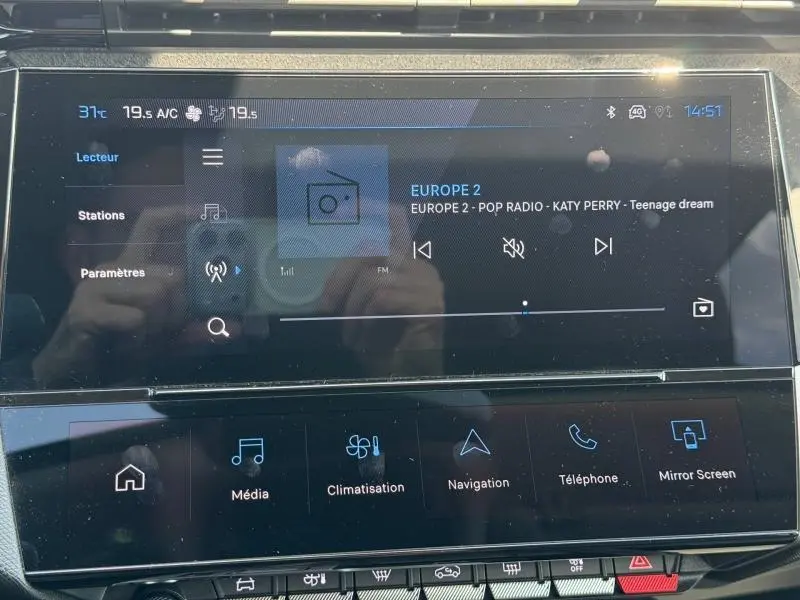 Écran tactile central du Peugeot 308 SW 2025 affichant la radio Europe 2 avec commandes multimédia et climatisation.