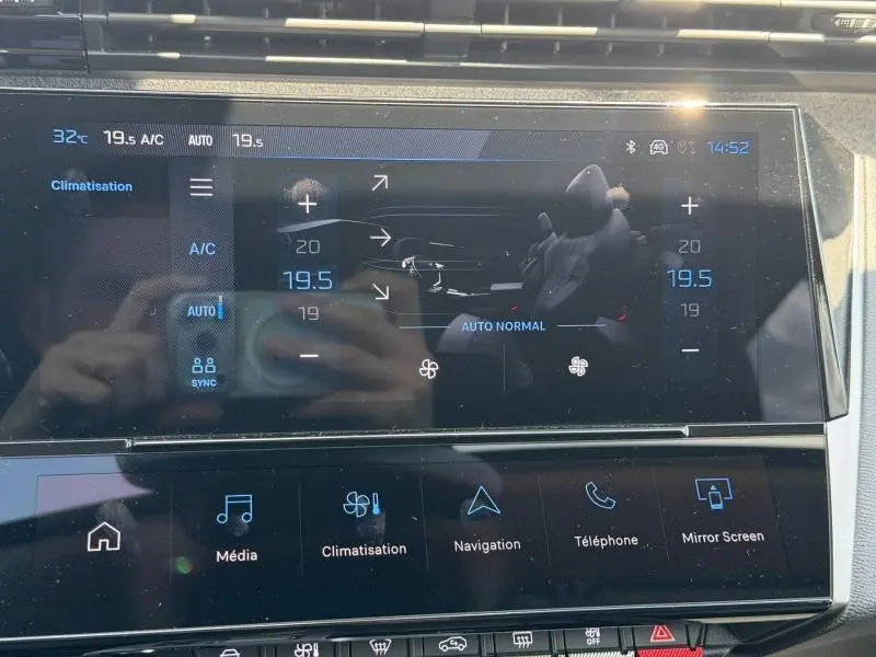 Écran tactile central de la Peugeot 308 SW 1.2 Hybrid 145ch Allure noir Perla Nera, affichant la climatisation à 19,5°C.