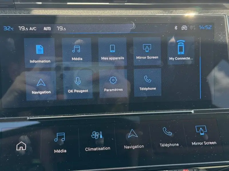 Écran tactile central du Peugeot 308 SW 2025 affichant le menu multimédia et navigation, intérieur moderne noir.