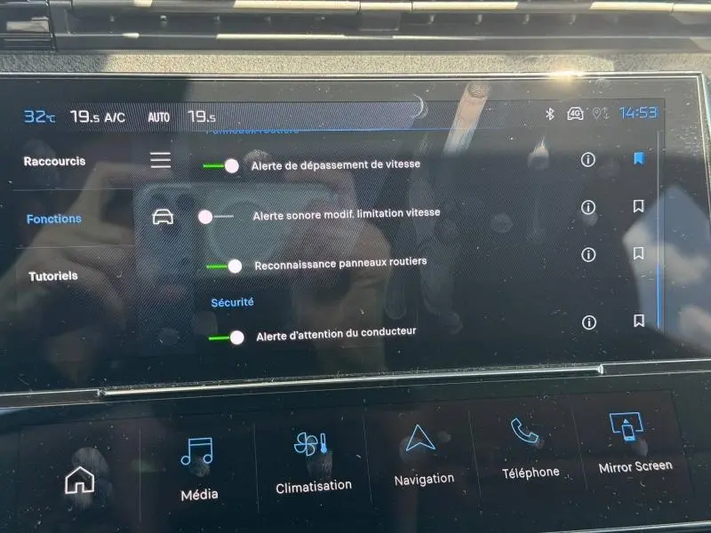 Écran tactile intérieur du Peugeot 308 SW 1.2 Hybrid 145ch Allure 2025 montrant les réglages d’alerte et sécurité.