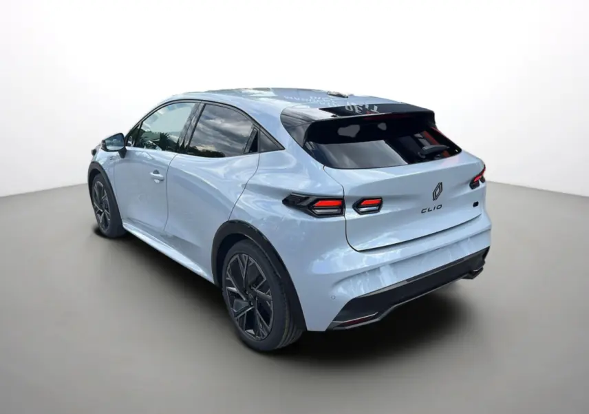 Vue 3/4 arrière droite d'une Renault Clio 6 E-Tech 160 Esprit Alpine gris rafale avec jantes alu 18 pouces.