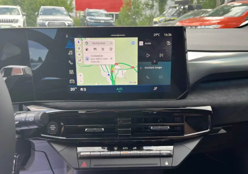 Vue rapprochée de l’écran tactile central avec navigation GPS et commandes multimédia sur Renault Clio Gris Rafale 2026.