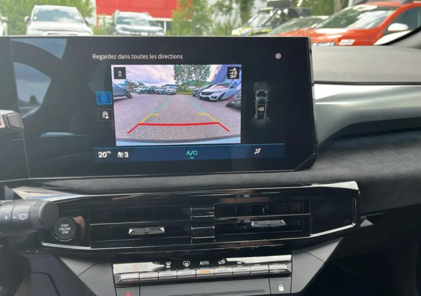 Vue rapprochée de l’écran central affichant la caméra de recul dans l’habitacle moderne de la Renault Clio Gris Rafale 2026.