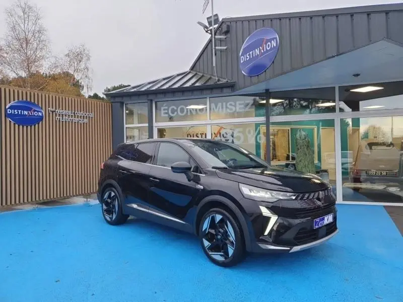 Renault Symbioz 2025 noir étoilé en 3/4 avant droit, avec jantes alu noires et détails chromés sous un ciel nuageux.