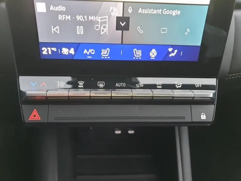 Gros plan sur la console centrale noire étoilé du Renault SYMBIOZ 2025, avec écran tactile et commandes climatisation.