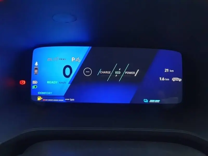 Tableau de bord numérique bleu de la Renault SYMBIOZ 1.6 E-Tech, affichant modes Charge, Eco, Power et indicateurs de distance.