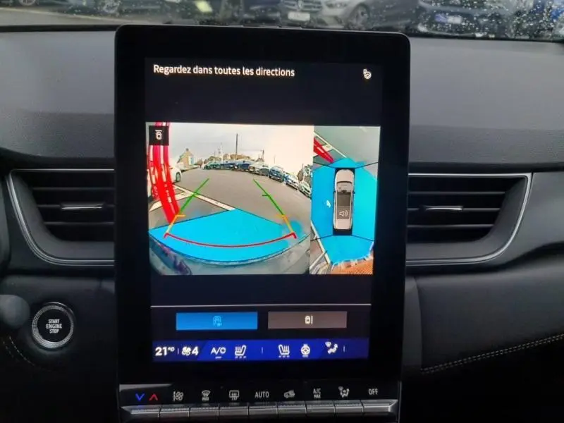 Écran tactile intérieur montrant la caméra de recul et vue panoramique du Renault Symbioz noir étoilé, tableau de bord visible.