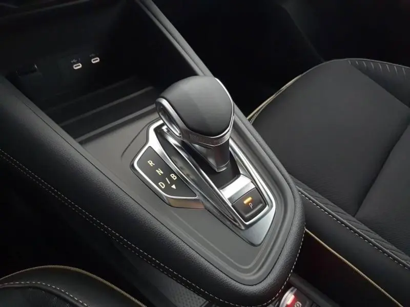 Gros plan sur la console centrale noire étoilé du Renault Symbioz 2025, mettant en valeur le levier de vitesse automatique.