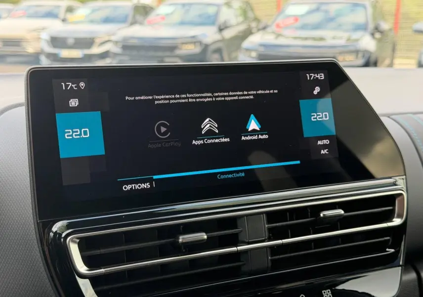 Écran tactile central du tableau de bord du Citroën C5 Aircross 2025, affichant connectivité Apple CarPlay et Android Auto.