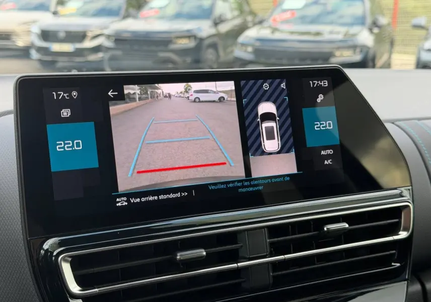 Écran tactile intérieur du Citroën C5 Aircross bleu Eclipse montrant la caméra de recul et l'affichage de la climatisation.