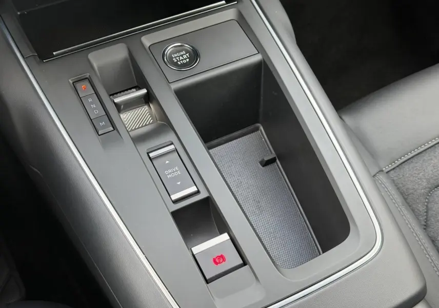 Vue rapprochée de la console centrale noire du Citroën C5 Aircross avec bouton start/stop et commande boîte auto.
