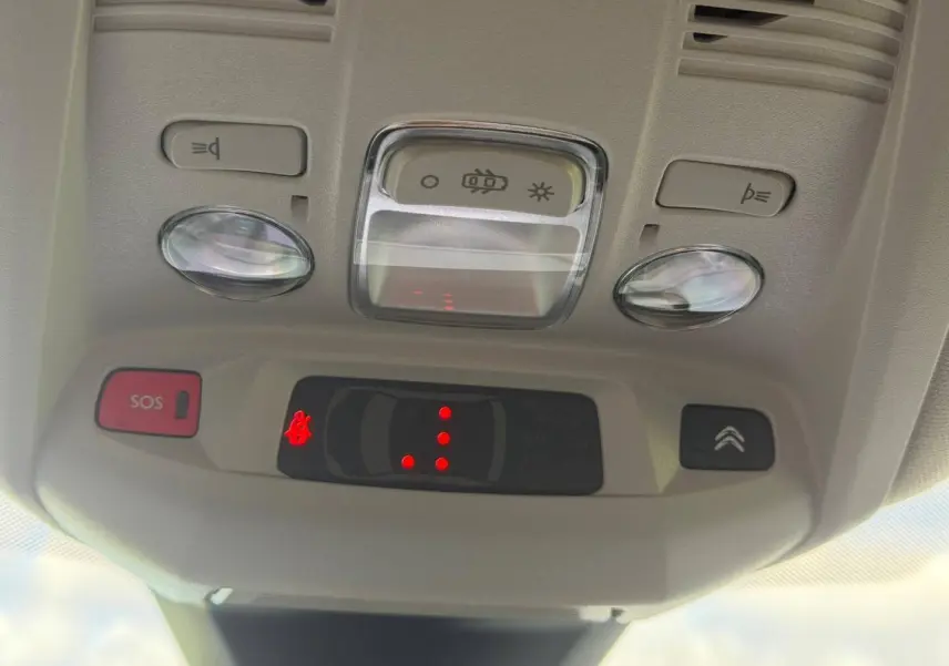 Vue intérieure du plafonnier du Citroën C5 Aircross 2025 avec boutons SOS et éclairage intégré.