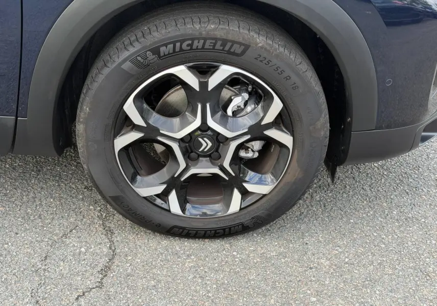 Gros plan sur la roue avant droite du Citroën C5 Aircross Bleu Eclipse avec jante alliage et pneu Michelin.