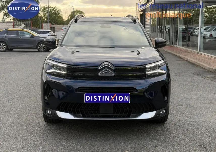 Vue frontale d'un Citroën C5 Aircross Bleu Eclipse avec calandre noire et phares LED allumés.